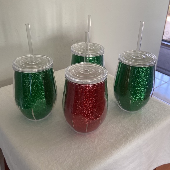 Sparkly Wine Glasses with Straws - Picture 2 of 5